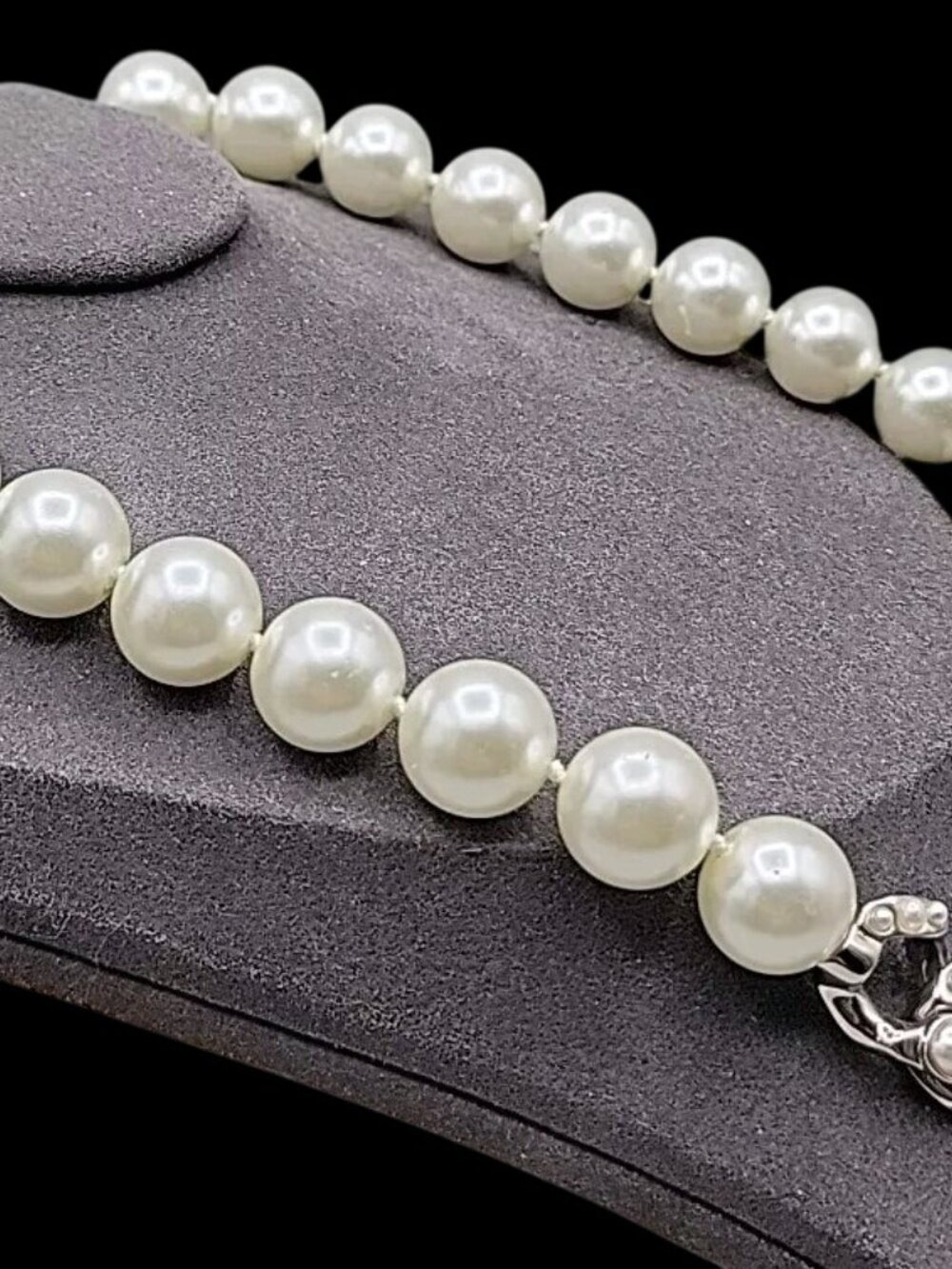 Givenchy Hematite-Plated Chain & Faux Pearl Necklace Glass Stones Accent Vtg 19" - Picture 9 of 16